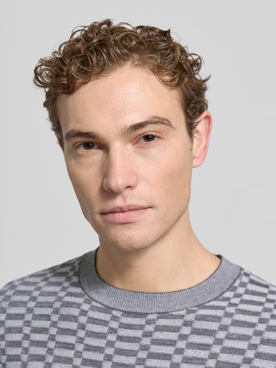 Männermodel trägt Strickpullover mit gerippten Abschlüssen von Emporio Armani, Reine Schurwolle, Regular-Fit, Nahaufnahme Oberkörper.
