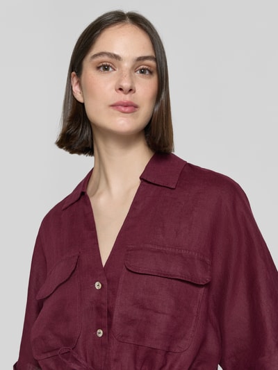 Frauenmodel trägt Relaxed Fit Leinenbluse mit Brusttaschen von Christian Berg Woman, dunkles Rot, reine Leinen, Nahaufnahme Oberkörper.