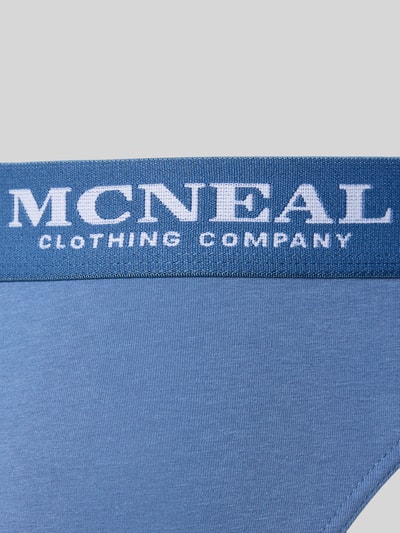 Produktfoto, Slim Fit Slip mit Logo-Detail im 3er Pack von MCNEAL, niebieski, elastyczna mieszanka bawełny, krój slim fit, detal z logo, elastyczny pas, zestaw 3 szt.