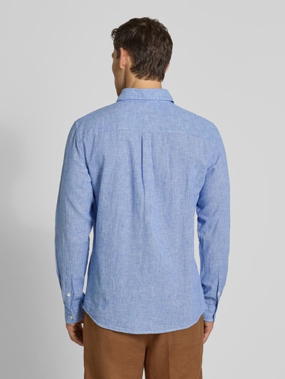 Männermodel trägt Regular Fit vrijetijdsoverhemd uit mix van linnen en katoen van MCNEAL, blauwe stof, ruglengte 74 cm, schouderbreedte 48 cm, mouwlengte 66 cm, kentkraag, knoopsluiting, heren, ganzkörperansicht rückansicht.