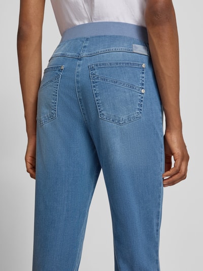 Frauenmodel trägt Slim Fit Caprihose aus Baumwoll-Mix von Raphaela By Brax in Hellblau, unifarben, elastischer Bund, Ganzkörperansicht Rückansicht.