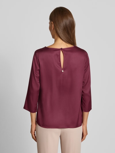 Vrouwenmodel draagt Bluse aus Satin van Rinascimento in bordeauxrood, Materiaalmix met stretch, getailleerd, ronde hals, met lange mouwen, ruglengte maat S 59 cm, mouwlengte maat S 48 cm, Ganzkörperaanzicht achterkant