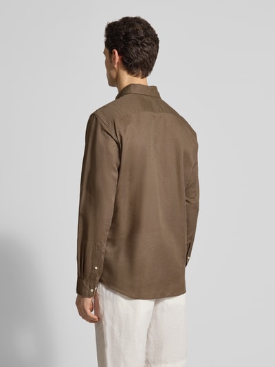 Männermodel trägt Regular Fit Freizeithemd aus Leinen-Mix von Jake*s in braun, Kentkraag, katoen-linnenmix, doorlopende knoopsluiting, ruglengte 75 cm, schouderbreedte 50 cm, mouwlengte 66 cm, ganzkörperansicht rückansicht.