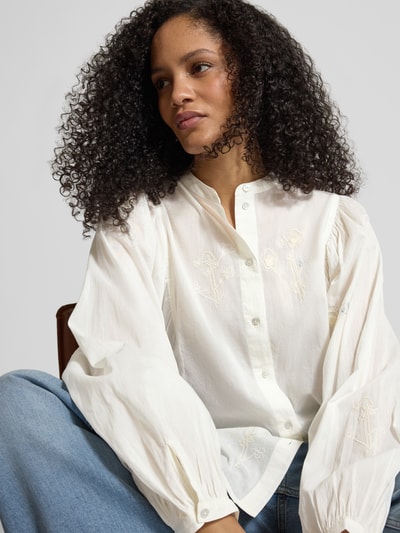 Frauenmodel trägt Regular Fit Bluse mit Stehkragen und Stitchings von JAKE*S STUDIO WOMAN, weiß, Baumwoll-Mix, Nahaufnahme Oberkörper.