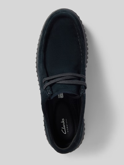 Produktfoto, Bootsschuhe aus beschichtetem Leder Modell 'Torhill' von Clarks, abgerundete Form, Schnürung, profilierte Sohle, dunkelblau