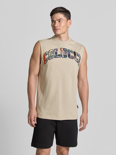 Männermodel trägt Regular Fit Tanktop mit Label-Stitching von COLUCCI aus reiner Baumwolle, Rundhalsausschnitt, Frontansicht Oberkörper. Rückenlänge bei Größe M: 73 cm.