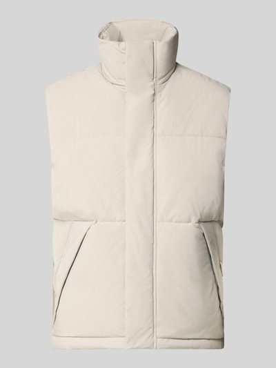 Productfoto, lichte beige Steppweste met verdekte ritssluiting, model 'SOHO BODYWARMER' van JACK & JONES, regular fit, staande kraag, lengte rug 65 cm, schouderbreedte 43 cm, borstbreedte 59 cm