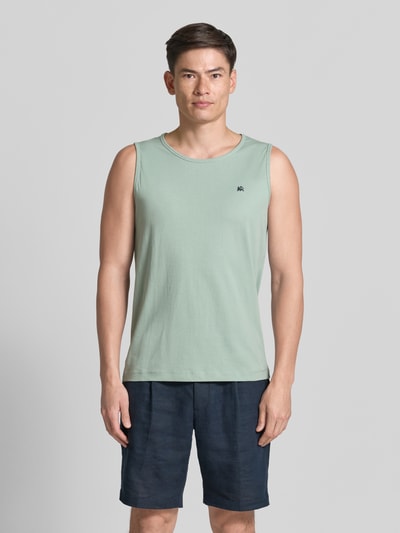Männermodel trägt Tanktop mit Rundhalsausschnitt und Logo-Print von Lerros aus Reine Baumwolle, Regular-Fit, Rückenlänge 69 cm, Ganzkörperansicht von vorne