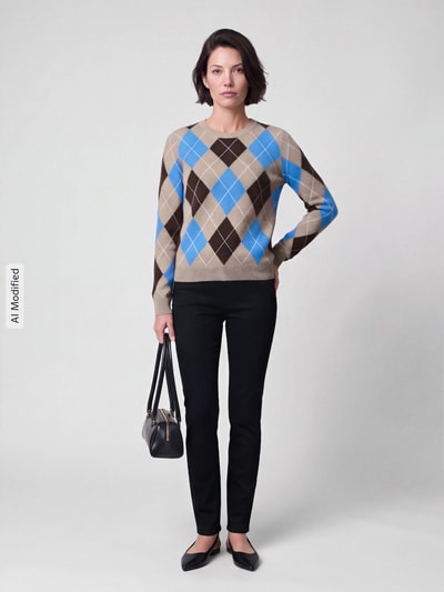 Frauenmodel trägt Regular Fit Pullover aus reinem Kaschmir von Jake*s Casual mit Rautenmuster in Beige, Blau und Braun, Ganzkörperansicht von vorne, KI-modifiziertes Bild.