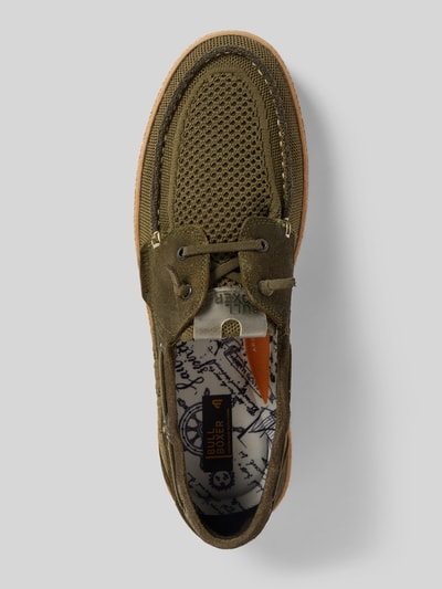 Productfoto, Bootsschuhe met labeldetail van BULLBOXER, olijfgroen model met vetersluiting, structuurzool, hakhoogte maat 44: 2 cm, schachthoogte maat 44: 7 cm, schachtbreedte maat 44: 11 cm, bovenaanzicht