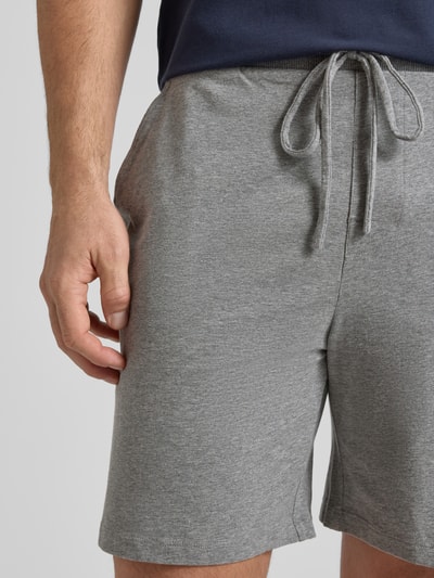 Männermodel trägt Sweatshorts mit elastischem Bund und Kordelzug von JOOP! Collection in Grau, Baumwoll-Mix, Nahaufnahme Oberkörper.
