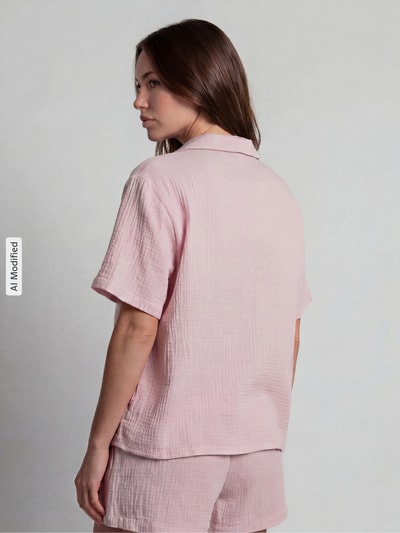 Frauenmodel trägt Relaxed Fit Pyjama-Oberteil mit Brusttasche von Jake*s Casual in Rosa mit Strukturmuster, reine Baumwolle, Kurzarm, Ganzkörperansicht Rückansicht.