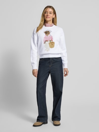 Kobiece model prezentuje Regular Fit Strickpullover aus Baumwoll-Leinen-Mix mit Bear Intarsien von Polo Ralph Lauren, efekt: jednolity kolor, krój regular fit, aplikacja: motyw niedźwiedzia, kształt kołnierza: crew neck, dekolt: okrągły dekolt, rękaw: krótki rękaw, zakończenie rękawów: prążkowane, wykończenie materiału: dzianina, materiał: mieszanka bawełny i lnu, ganzkörperansicht von vorne