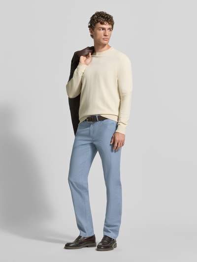 Männermodel trägt Regular Fit Hose mit 5-Pocket-Design aus Baumwoll-Mix Modell 'Cadiz' von Brax, unifarben, Ganzkörperansicht von vorne.