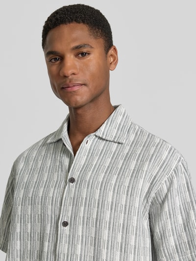 Männermodel trägt Regular Fit Freizeithemd mit Kentkragen von Jack & Jones Premium in Grau-Weiß, feine Streifen, Reine Baumwolle, Nahaufnahme Oberkörper. Rückenlänge bei Größe M: 72 cm, Schulterbreite: 52 cm, Ärmellänge: 24 cm, 1/2-Arm, Kopfleiste.