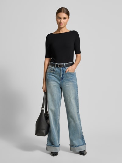 Vrouwenmodel draagt T-shirt met 1/2-mouw van comma in zwart, Viscose-Elasthaan-mix, Slim Fit, boothals, vooraanzicht hele lichaam.
