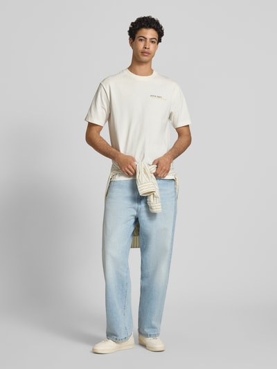Männermodel trägt Relaxed Fit T-Shirt aus reiner Baumwolle mit Motiv-Print von Marc O'Polo Denim, Optik: Unifarben, Ganzkörperansicht von vorne.