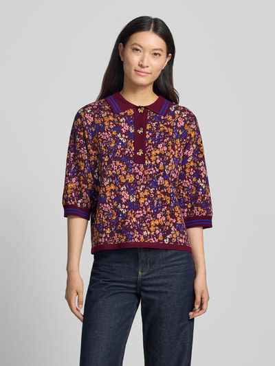 Frauenmodel trägt Relaxed Fit Pullover aus Viskose-Mix Modell 'KARTOS' von Essentiel Antwerp mit buntem Blumenmuster, Nahaufnahme Oberkörper. Damen Pullover von Essentiel Antwerp.
