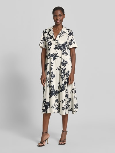 Vrouwenmodel draagt A-lijn vrijetijdsjurk met all-over bloemenprint model 'BALTA' van MAX&Co., maxi-lengte, V-hals, popeline, geheel op vooraanzicht.