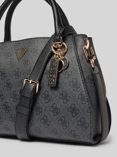 Produktfoto, Handtasche mit Logo-Muster Modell 'ECO NOELLE II' von Guess, kunstleer met logomotief, hoofvak met ritssluiting, draagband, schouderband, labelapplicatie, zwart met goudkleurige details, breedte 26 cm, lengte 2 cm, diepte 12 cm, schouderband 123 cm
