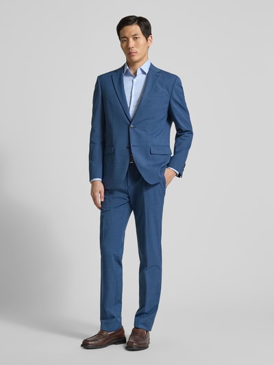 Mężczyzna model nosi Regular Fit Anzughose mit Bügelfalten von HECHTER PARIS, niebieski, gładka tkanina, materiał z domieszką wełny, kieszenie skośne, szerokość w rozmiarze 50: 44 cm, długość nogawki wewnętrznej w rozmiarze 50: 82 cm, widok całej sylwetki z przodu.