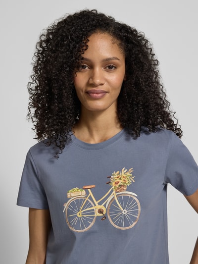 Vrouwenmodel draagt T-shirt met motiefprint en ronde hals van Jake*s Casual, puur katoen, regular fit, ruglengte maat S 57 cm, Nahaufnahme Oberkörper.