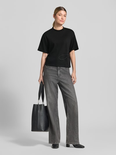 Vrouwenmodel draagt zwart Loose Fit T-Shirt uit puur katoen model 'Duslant' van HUGO, Dames t-shirt, grijze rechte jeans, Ganzlichaamsaanzicht van voren.