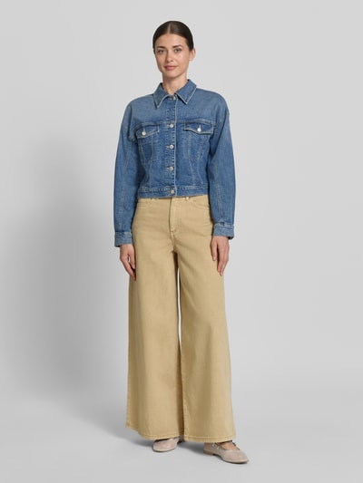 Frauenmodel trägt Zero Jeansjacke mit Brusttaschen und Knopfleiste aus Baumwoll-Mix mit Stretch-Anteil, Gerader-Schnitt, Kentkragen, Ganzkörperansicht von vorne.