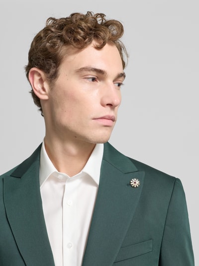 Männermodel trägt Regular Fit Sakko aus Satin von MCNEAL in Dunkelgrün mit Reverskragen und Brusttasche, Nahaufnahme Oberkörper. Rückenlänge bei Größe 50: 73 cm, Schulterbreite: 45 cm, Ärmellänge: 62 cm.