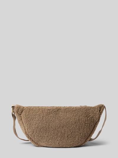 Produktfoto, Crossbody Bag aus Teddyfell mit Logo-Detail von Studio Noos in Hellbraun, strukturierte Oberfläche, Reißverschluss, verstellbarer Schulterriemen. Hauptfach, Maße: 40x22x11 cm, Schulterriemen 64 cm.