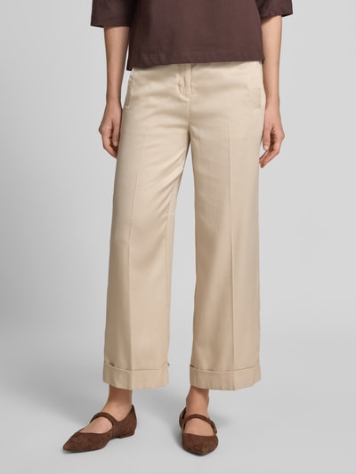 Kobiece modelka nosi Wide Leg Pants mit Bindegürtel Meeri bloom von OPUS, beżowy Lyocell-mix z bawełną, szerokie nogawki, francuskie kieszenie, pasek, szerokość w rozmiarze 36: 40 cm, długość nogawki 68 cm, widok całej sylwetki z przodu.