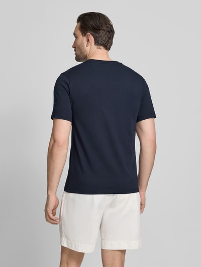 Männermodel trägt T-Shirt mit Label-Stitching und Rundhalsausschnitt von Scotch & Soda, Regular-Fit, Reine Baumwolle, Rückenlänge 68 cm, Ganzkörperansicht Rückansicht.