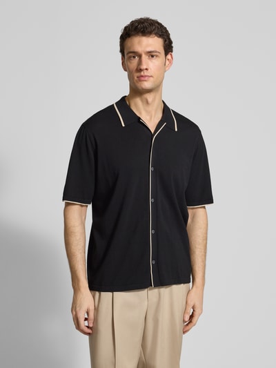 Männermodel trägt Regular Fit Freizeithemd in Strick-Optik Modell 'Apolo' von Matinique in Schwarz mit Kontrastnähten, Baumwoll-Mix, Ganzkörperansicht von vorne