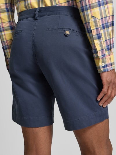 Męski model nosi Straight Fit Chinoshorts aus Baumwoll-Mix von Polo Ralph Lauren, jednolity kolor, detal z logo, szlufki na pasek, kieszenie z tyłu, mieszanka bawełny, widok z tyłu całej sylwetki.