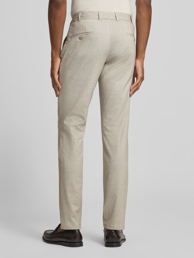 Männermodel trägt Hose mit französischen Eingrifftaschen von ATELIER TORINO aus Material-Mix in Beige, Tapered-Fit, Ganzkörperansicht Rückansicht.