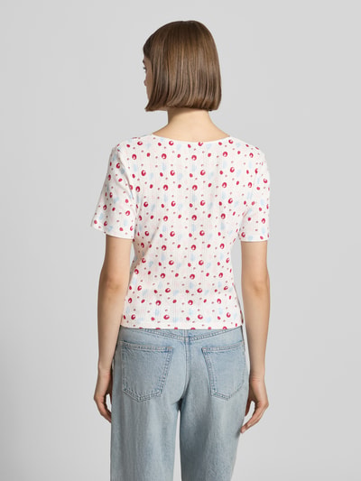 Frauenmodel trägt Blusenshirt in Pointelle-Optik Modell 'Vianne' von OH APRIL aus Reine Baumwolle, Rückenlänge 33 cm, Ganzkörperansicht Rückansicht.