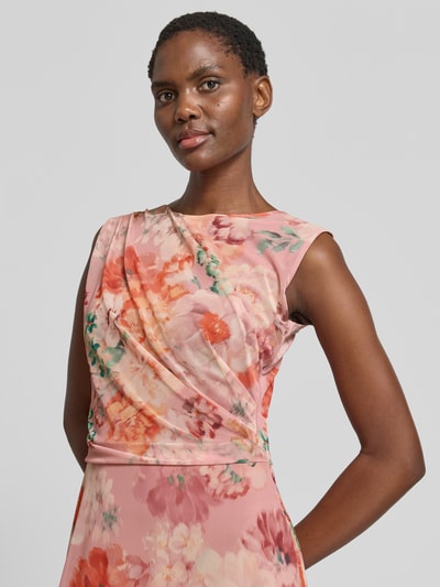Vrouwenmodel draagt cocktailjurk met ronde hals en draperingen van Swing, materiaalmix met stretch, A-lijn, midi-jurk, detailopname bovenlichaam.