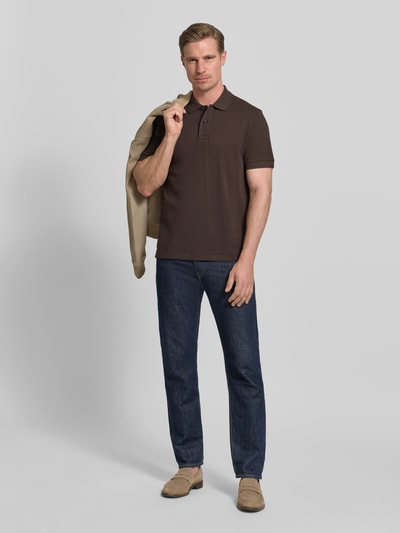 Männermodel trägt Regular Fit Poloshirt aus reiner Baumwolle Modell 'PALLAS' von BOSS, Optik: Unifarben, Ganzkörperansicht von vorne