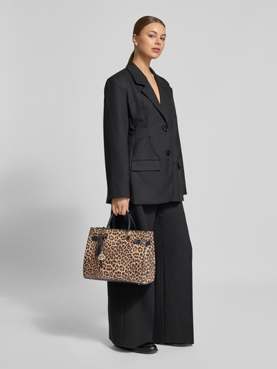 Frauenmodel trägt Tote Bag mit Allover-Animal-Print von Liu Jo White, Henkel in Flecht-Optik, Logo, Magnetverschluss, Ganzkörperansicht von vorne.
