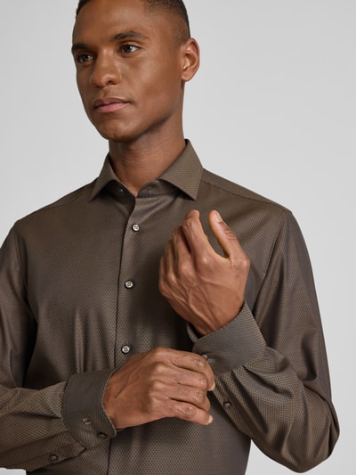 Männermodel trägt Slim Fit Businesshemd aus Baumwolle mit Kentkragen von OLYMP, Braunton, feine Struktur, Knopfleiste, Nahaufnahme Oberkörper. Kontext: Herren Businesshemd, Baumwoll-Elasthan-Mix, Rückenlänge bei Größe 40: 81 cm, Schulterbreite: 44 cm, Ärmellänge: 67 cm.