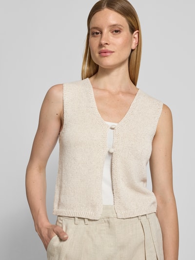 Frauenmodel trägt Strickweste mit Knopfverschluss Modell 'Grscaliva' von FREE/QUENT im Material-Mix mit Leinen-Anteil, Regular-Fit, V-Ausschnitt, naturfarbene feine Strickstruktur und Rückenlänge bei Größe S: 51 cm, Nahaufnahme Oberkörper.
