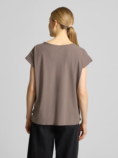 Frauenmodel trägt Damen T-Shirt mit Rundhalsausschnitt von Raffaello Rossi im Relaxed-Fit aus Material-Mix mit Stretch-Anteil, Modell 'GRIT', Farbe Taupe, Rückenlänge bei Größe 36: 59 cm, Ganzkörperansicht Rückansicht.
