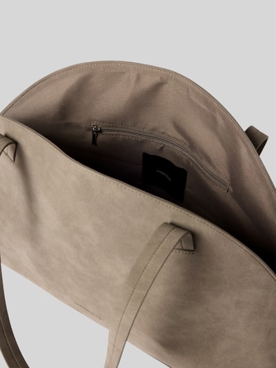 Produktfoto, Handtasche mit Logo-Prägung Modell 'Balour' von Someday, Hauptfach offen, Reißverschlussfach innen, Breite 45 cm, Länge 30 cm, Tiefe 12 cm, Schulterriemen 65 cm. Neutrale, glatte Oberfläche in Beige.