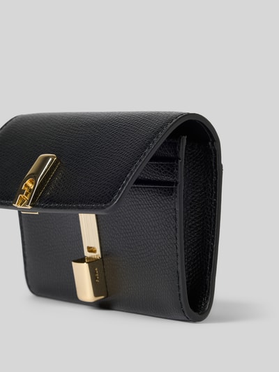 Produktfoto, Card Case mit Einsteckfächern Modell 'IRIDE' von FURLA, Damen Kartenetui aus beschichtetem Leder in Schwarz, Hauptfach mit Umschlag und goldfarbenem Verschluss, klare Kanten und feine Ledertextur, diverse Einsteckfächer.