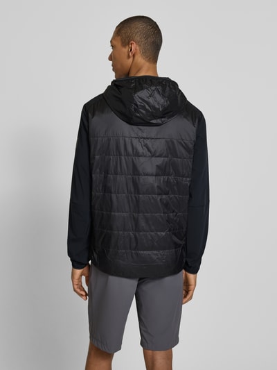 Mannelijk model draagt zwarte Jacke mit Zweiwege-Reißverschluss Modell 'KEGAN2' van FIRE + ICE met capuchon en stiksels, regular fit, rugaanzicht