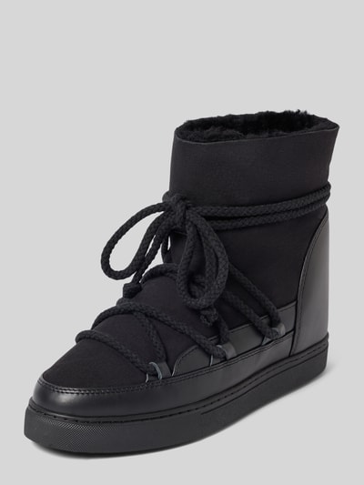 Produktfoto, schwarze Boots mit Schnürverschluss Modell 'Classic' von INUIKII mit abgerundeter Passform und profilierter Sohle, Damen.