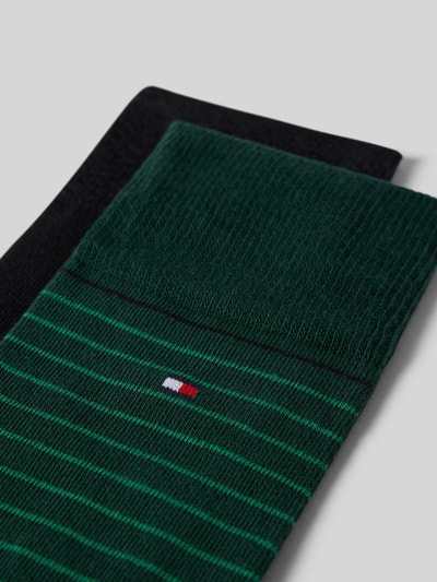 Produktfoto, zielono-czarne paski i gładka czerń, miękka tekstura, skarpety z mieszanki bawełny, zestaw 2 szt., model 'MEN SMALL STRIPE SOCK' od Tommy Hilfiger, skarpety męskie
