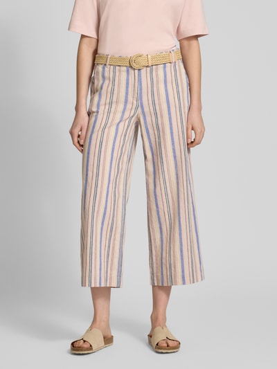 Frauenmodel trägt Wide Fit Stoffhose aus Leinen-Mix von Christian Berg Woman mit blau-rosé gestreiftem Muster, verkürzte Passform, abnehmbarer Flechtgürtel, sichtbare Eingrifftaschen, Nahaufnahme Oberkörper.