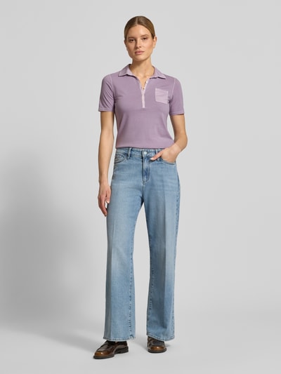 Kobiece modelka nosi Regular Fit Poloshirt aus reiner Baumwolle von Marc O'Polo, efekt: jednolity kolor, krój regular fit, aplikacja z logo, kołnierzyk polo, krótkie zapięcie na guziki, krótki rękaw, brustasza, wykończenie materiału: dżersej, materiał: bawełna, widok całej sylwetki z przodu.