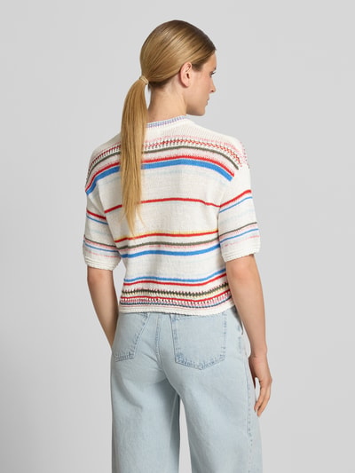Frauenmodel trägt Strickjacke aus Baumwoll-Mix mit 1/2-Arm von Oui, Regular-Fit, Allover-Look, Rundhalsausschnitt, Knopfleiste, Rückenlänge 48 cm, Ärmellänge 33 cm, farbige Querstreifen; Ganzkörperansicht Rückansicht.